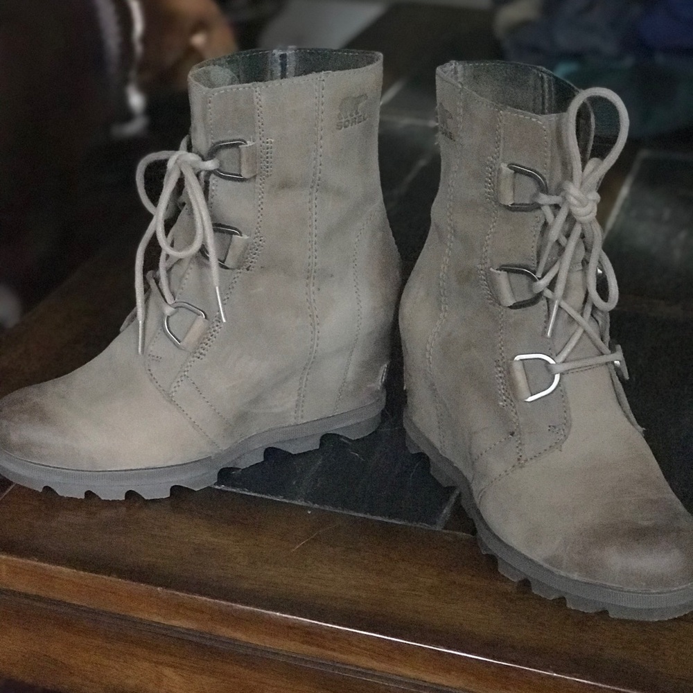 Joan of arctic wedge ash brow